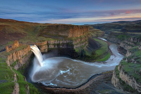 Vue de la cascade depuis le sommet des falaises