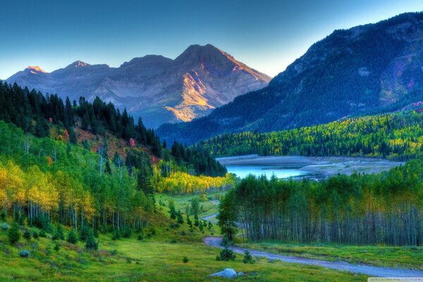 Herbstliche Landschaft inmitten hoher Berge