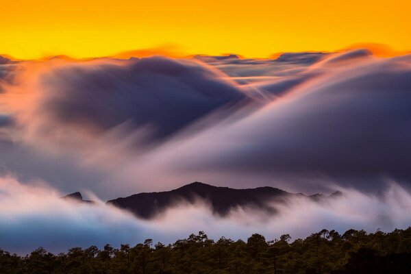 Aube de montagne dans le brouillard oblong