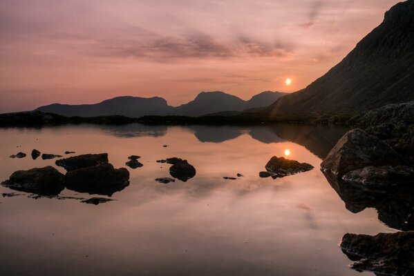 Lac et montagnes en Angleterre au coucher du soleil photographié