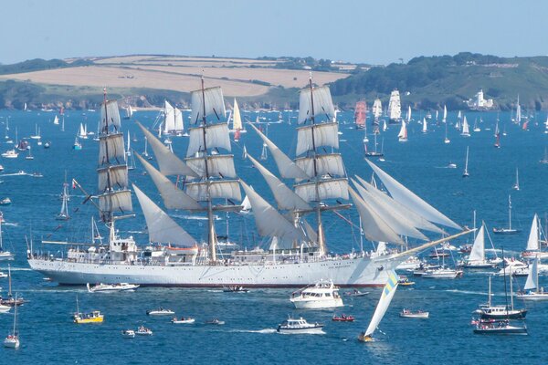 Desfile de barcos de vela en el océano