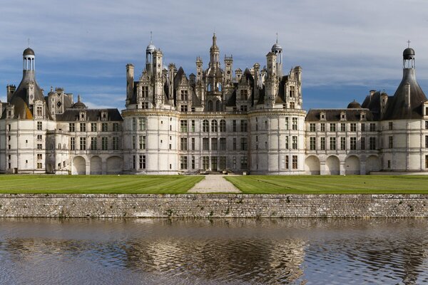 Château médiéval de loin