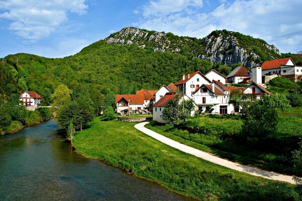 Petite ville dans une vallée de montagne