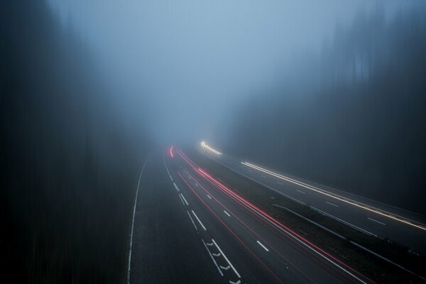 Verkehr auf der englischen Straße im Nebel