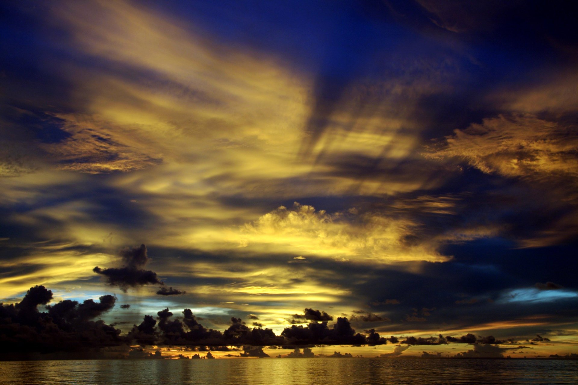 maldives province du centre du nord crépuscule beau coucher de soleil rayons du soleil nuages nuages océan eau horizon