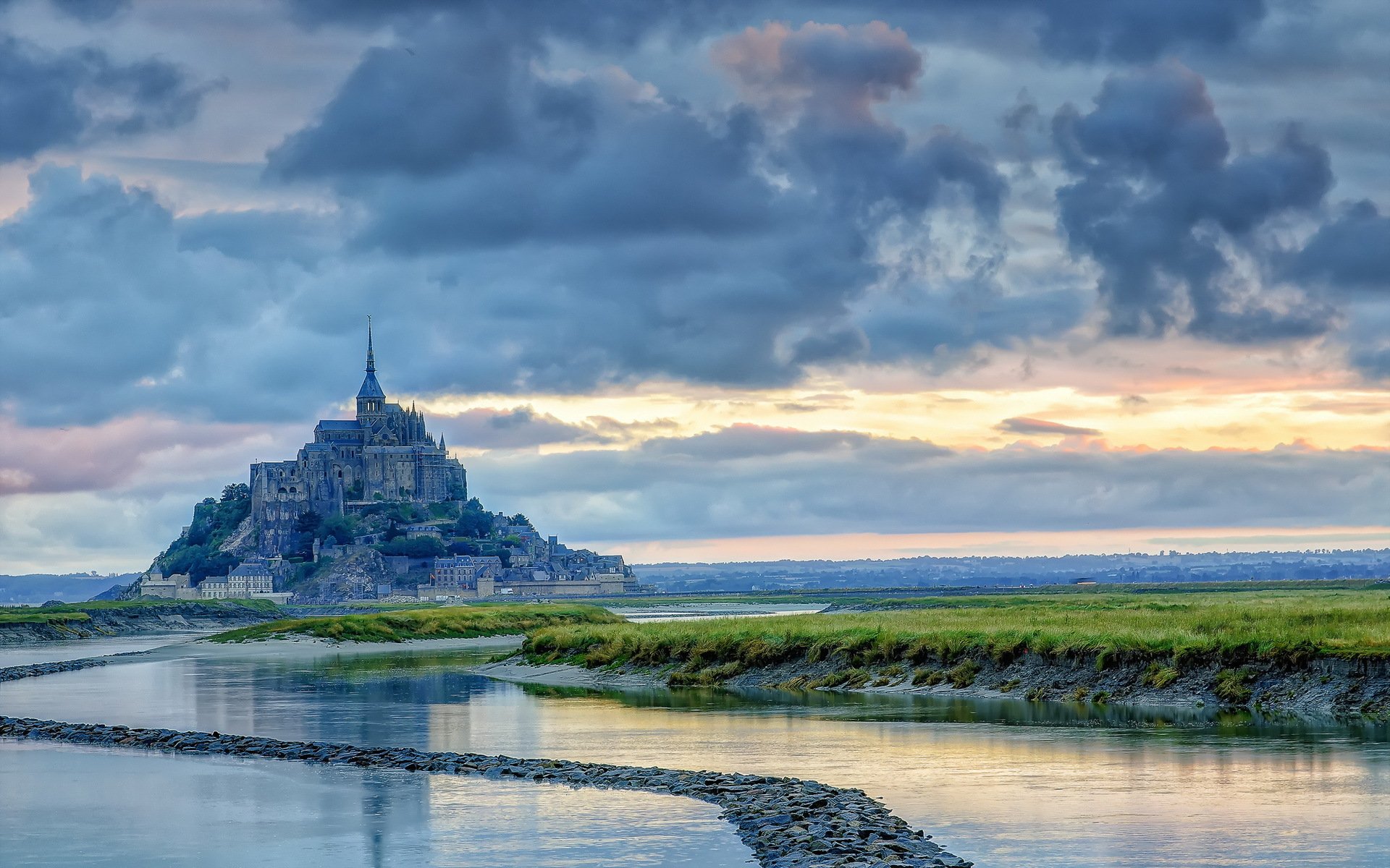 daybreak mont saint-michel landscape