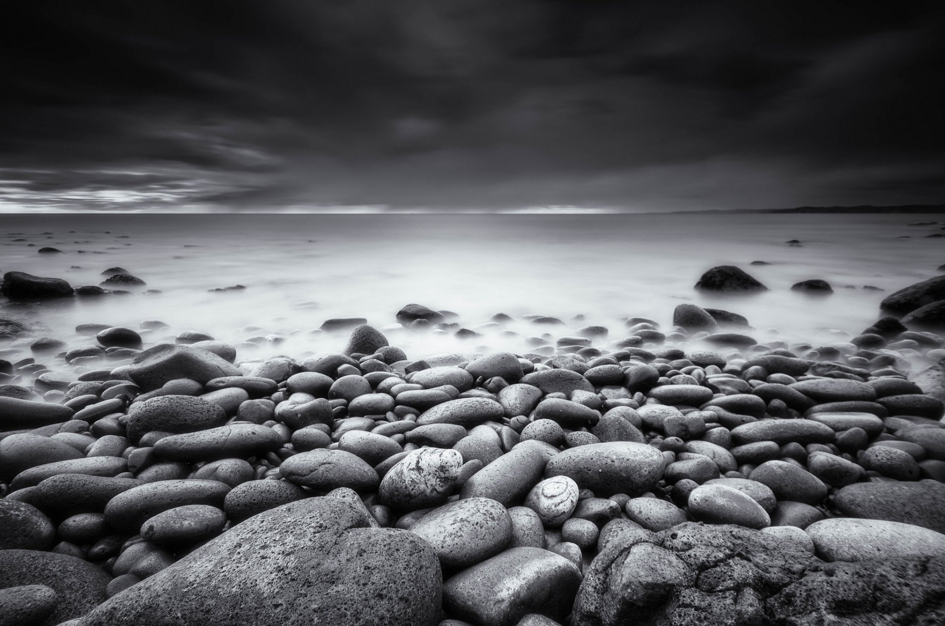 raglan waikato nz plage photo noir et blanc côte pierres