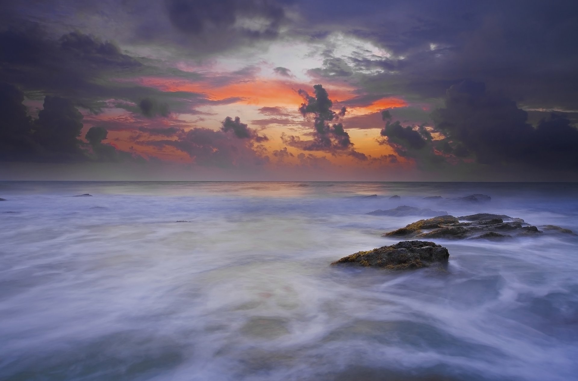 mar costa rocas oleaje mañana amanecer resplandor cielo nubes nubes