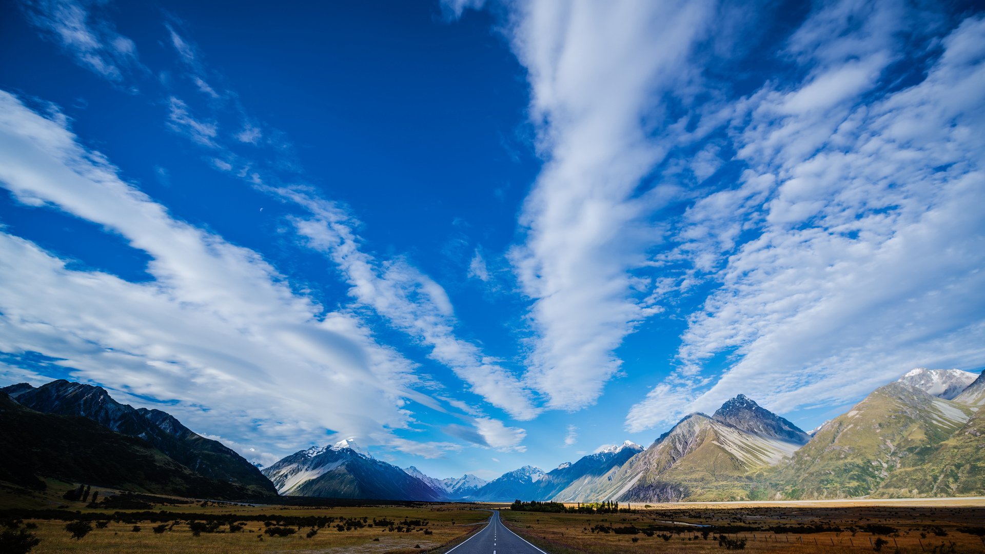 montagnes ciel nuages route