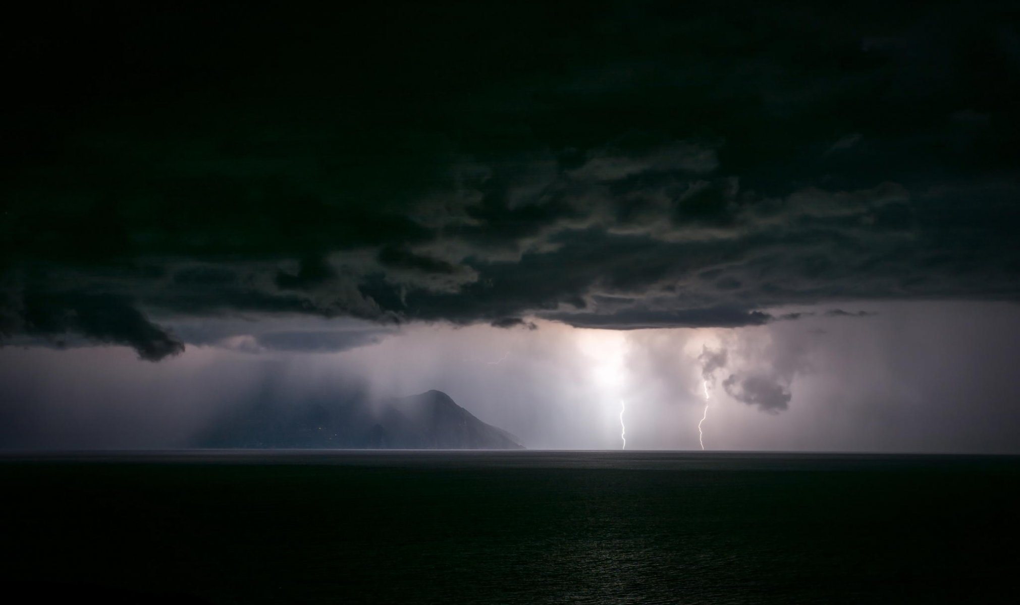 temporale tempesta nuvole fulmini oceano isola