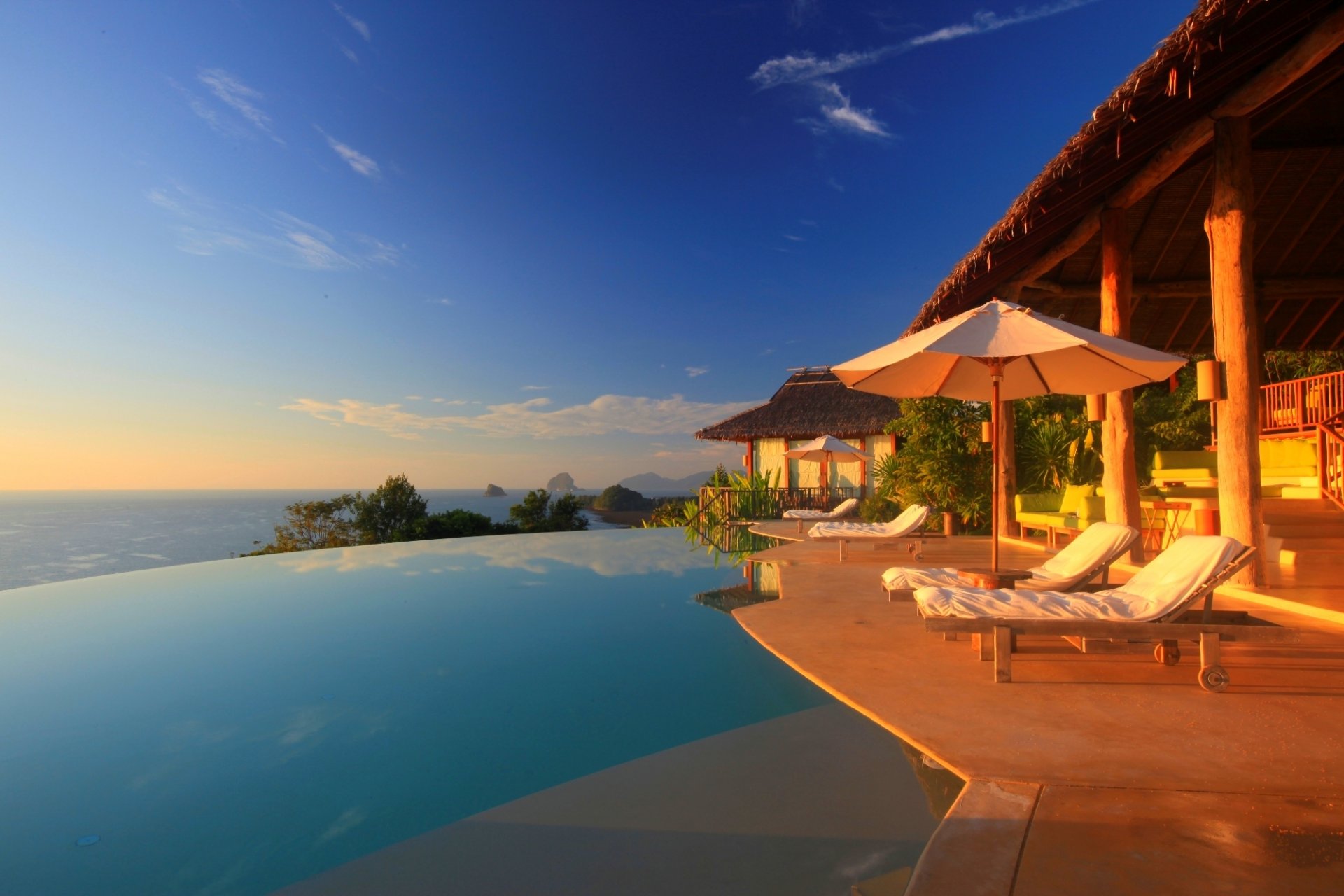 villa piscine transats parasols ciel nuages lumière