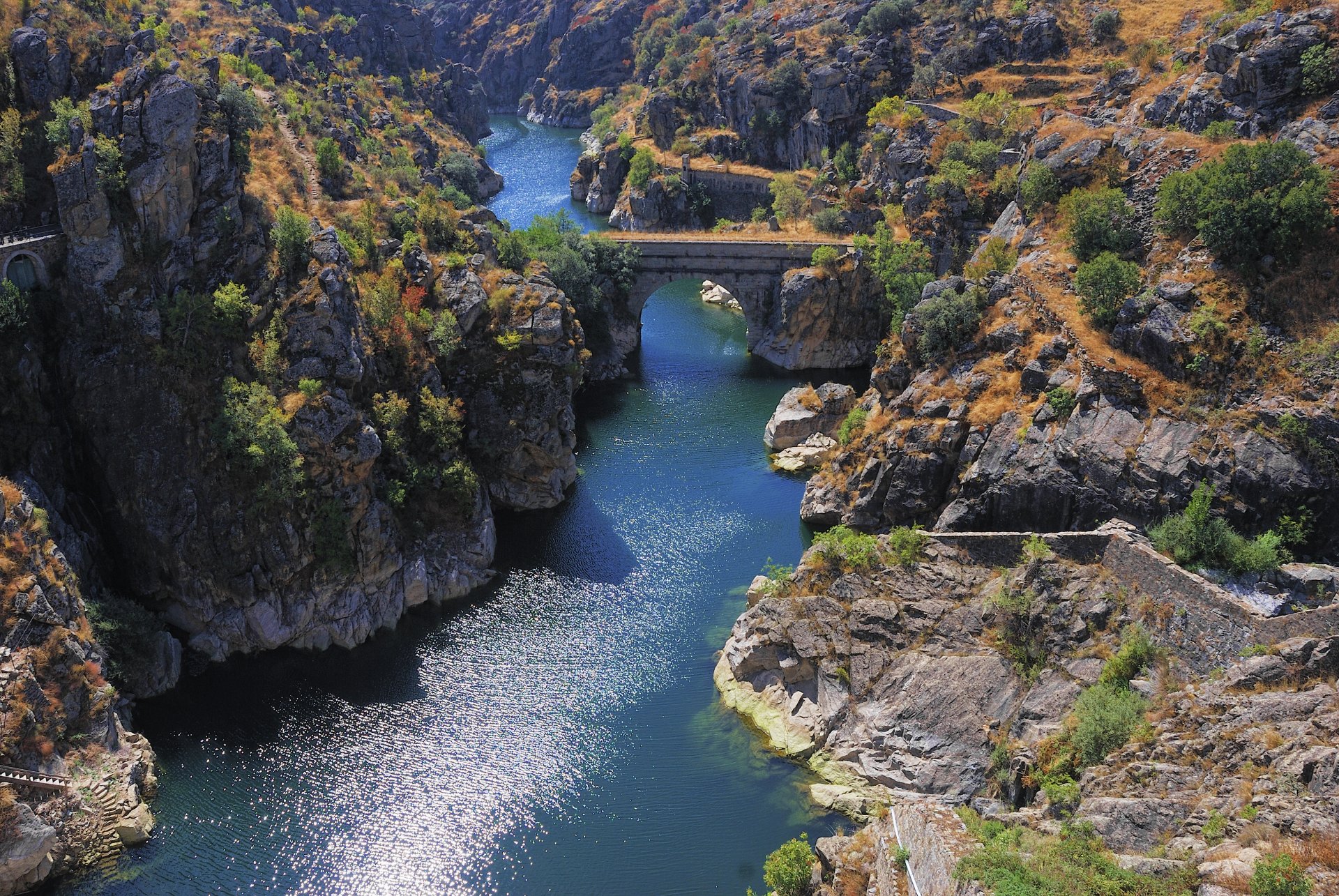 rocas árboles puente río