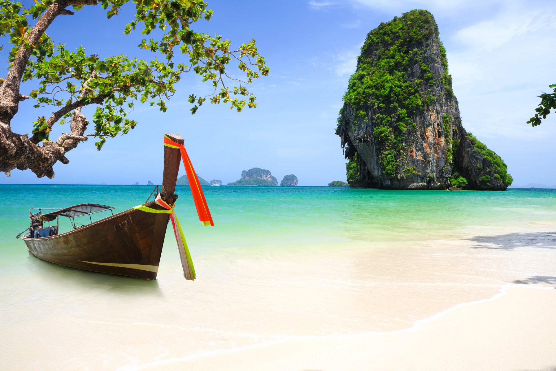 phuket thailand asien strand küste meer boot felsen baum