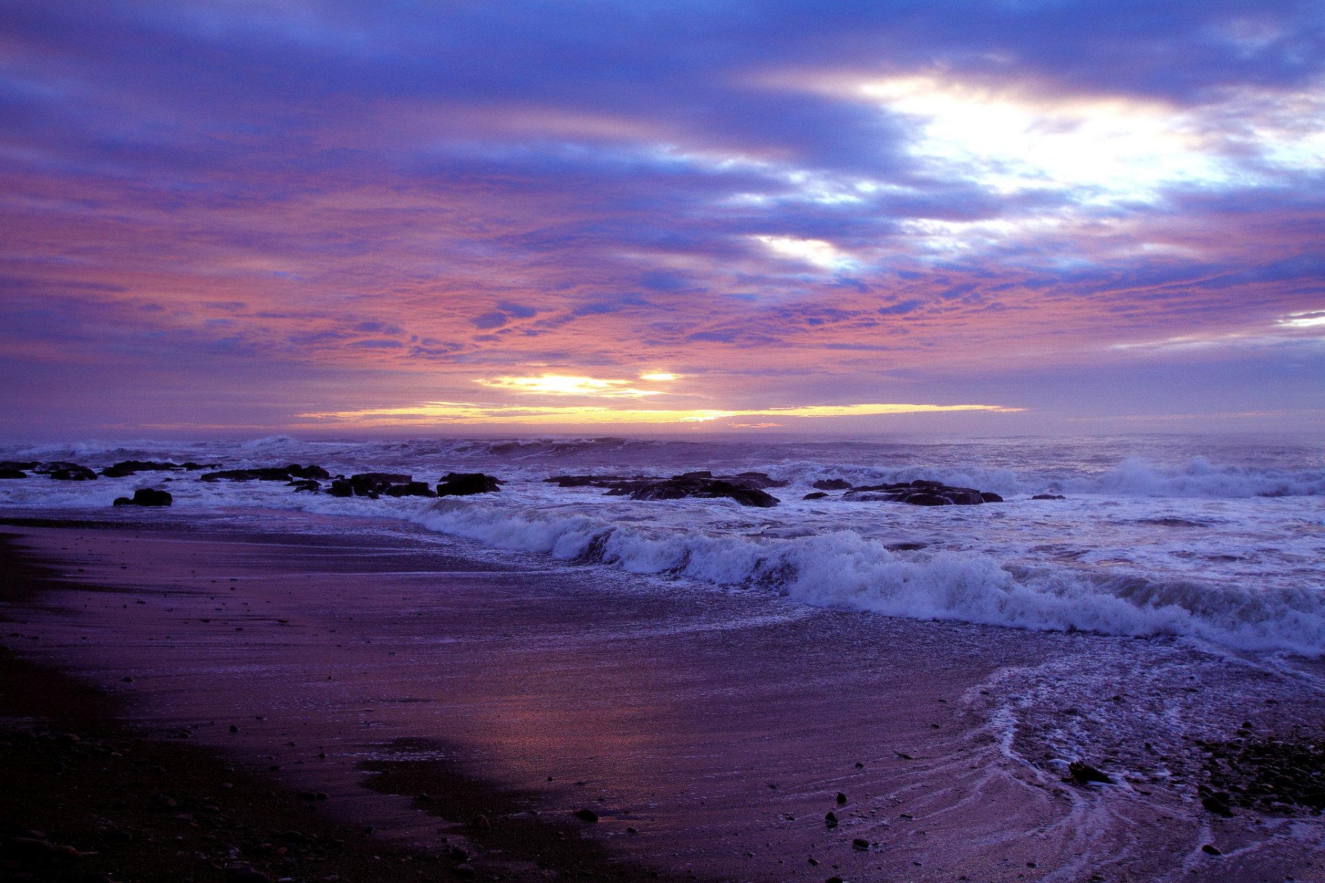 plage pierres mer vagues coucher de soleil