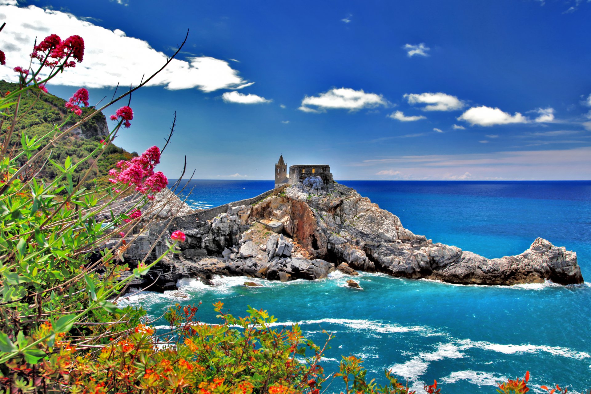 cinque terre włochy niebo morze miasto chmury skały kwiaty natura dom wieża