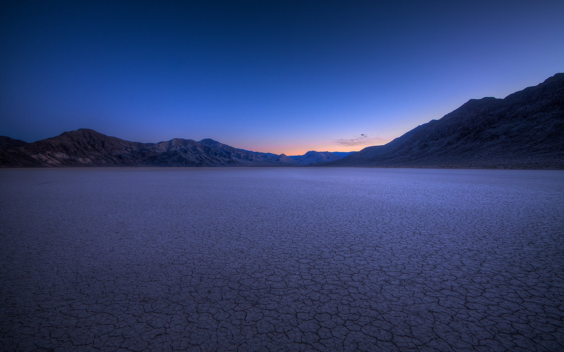 paisaje procesamiento desierto distancia montañas picos cielo claridad azul resplandor puesta de sol