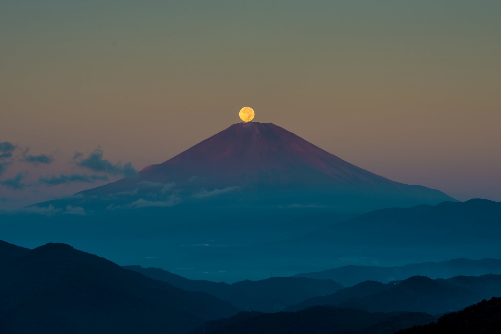 giappone isola di honshu stratovulcano montagna fujiyama 富士山 notte cielo luna autunno settembre