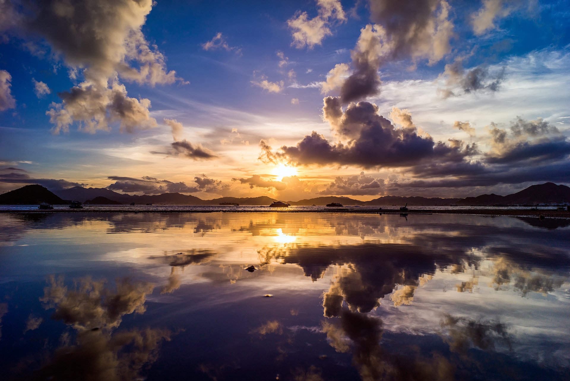 chine baie ciel nuages réflexions navires