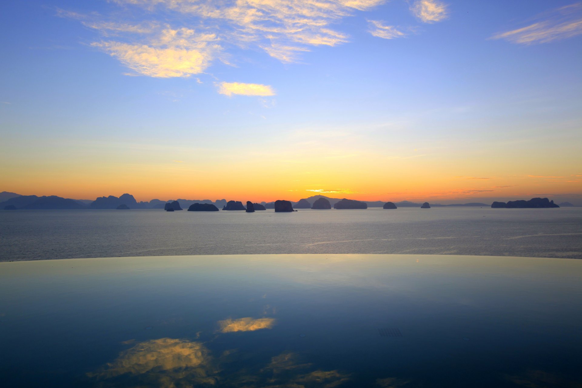 piscina agua montañas rocas cielo nubes horizonte