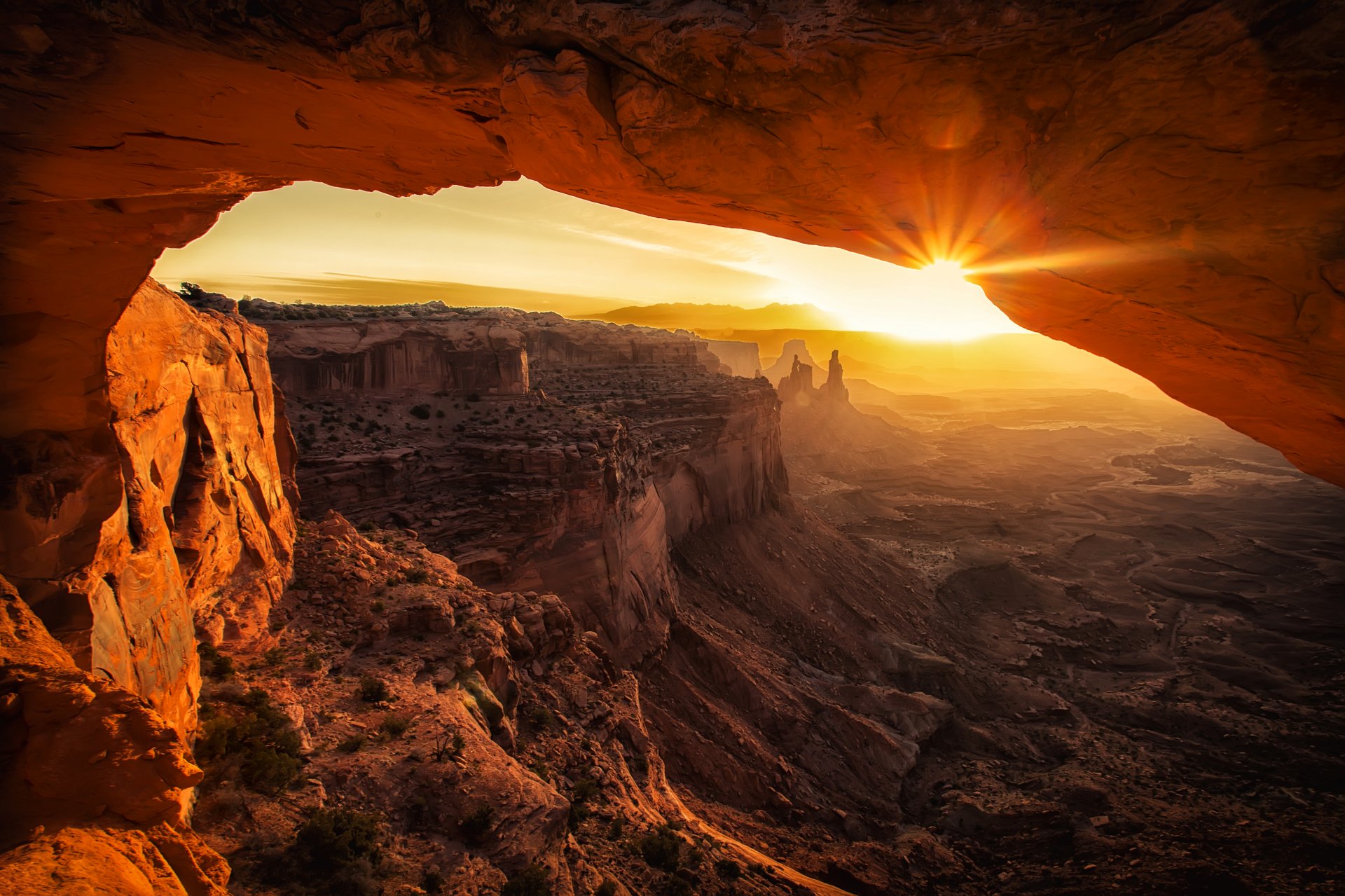 canyonlands usa góry kanion natura słońce promienie zachód słońca jaskinia sklepienie