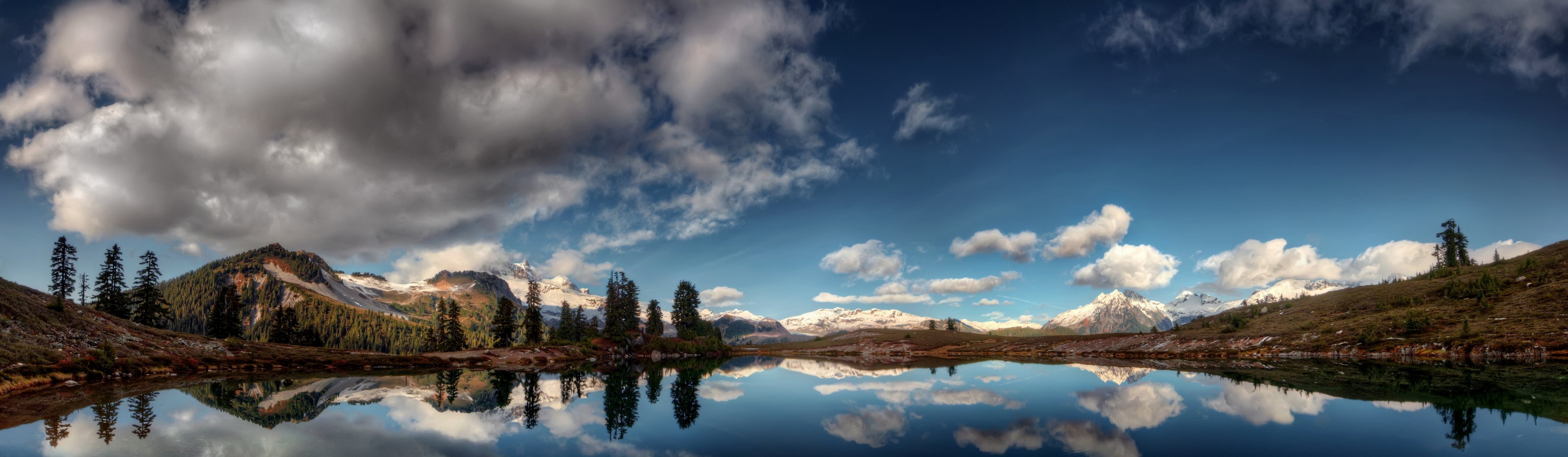 lago montañas reflexión nubes panorama