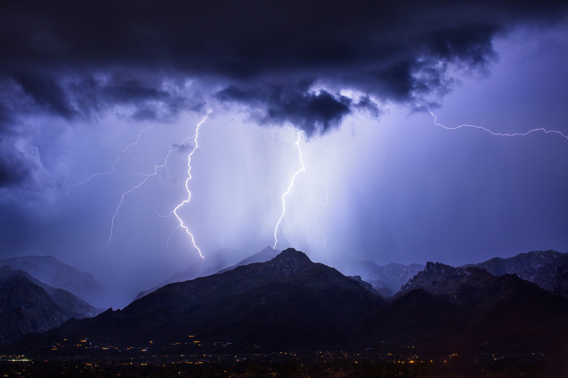 usa arizona tucson stadt nacht beleuchtung berge gewitter blitze blau himmel wolken