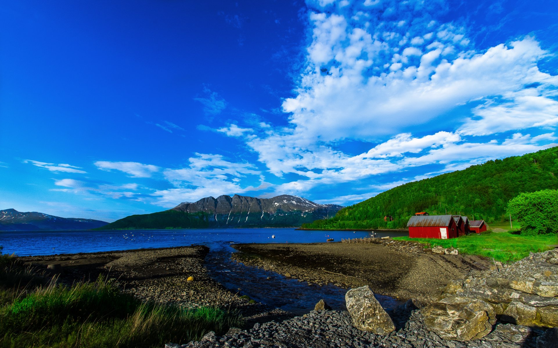 norvège ciel nuages montagnes lac nature forêt pierres maisons maison