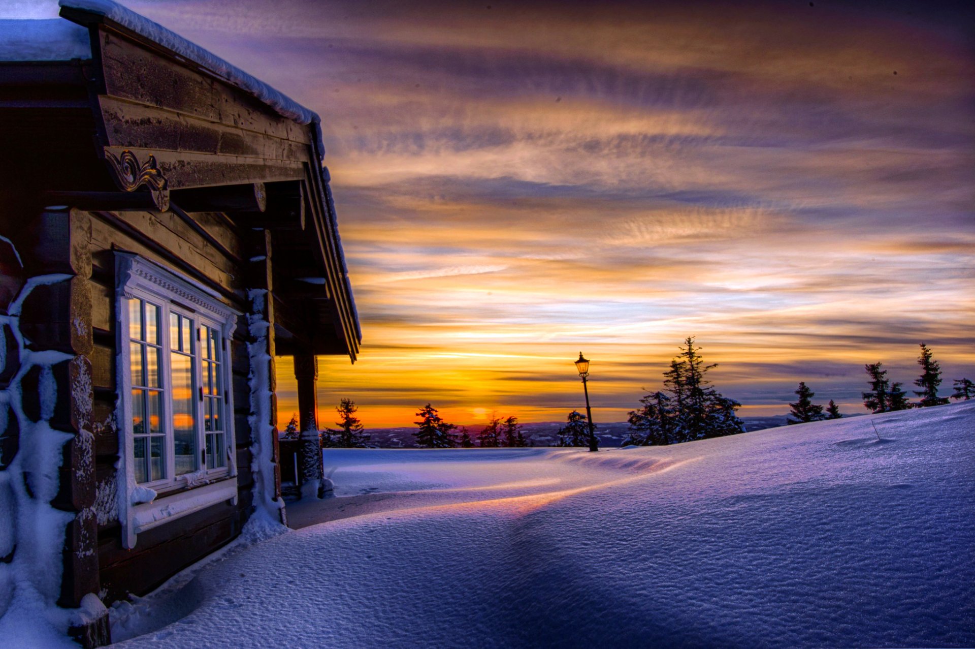 norwegen winter schnee drifts bäume hügel haus laterne sonnenuntergang himmel wolken natur