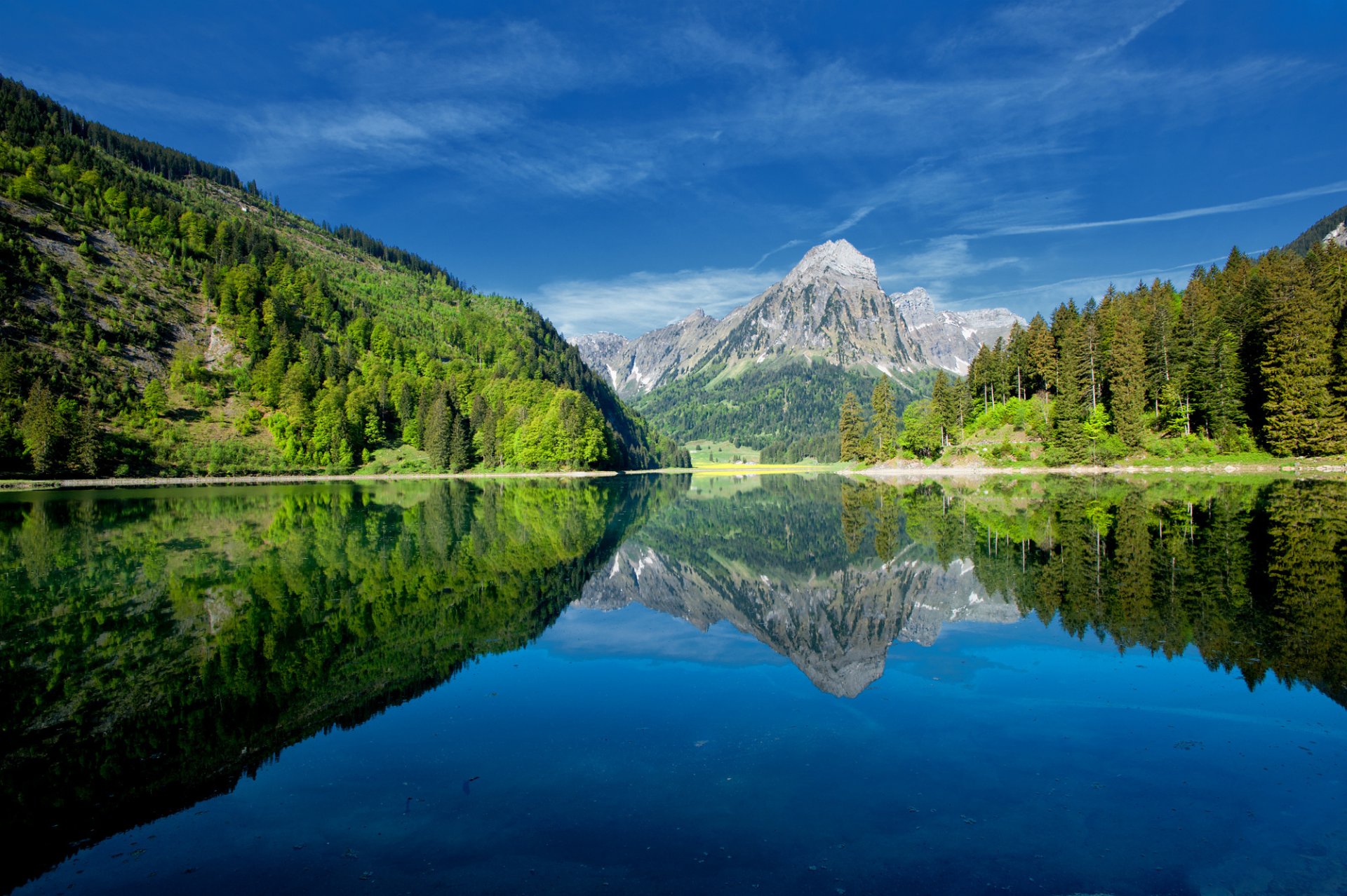 ciel montagnes lac pente forêt arbres réflexion