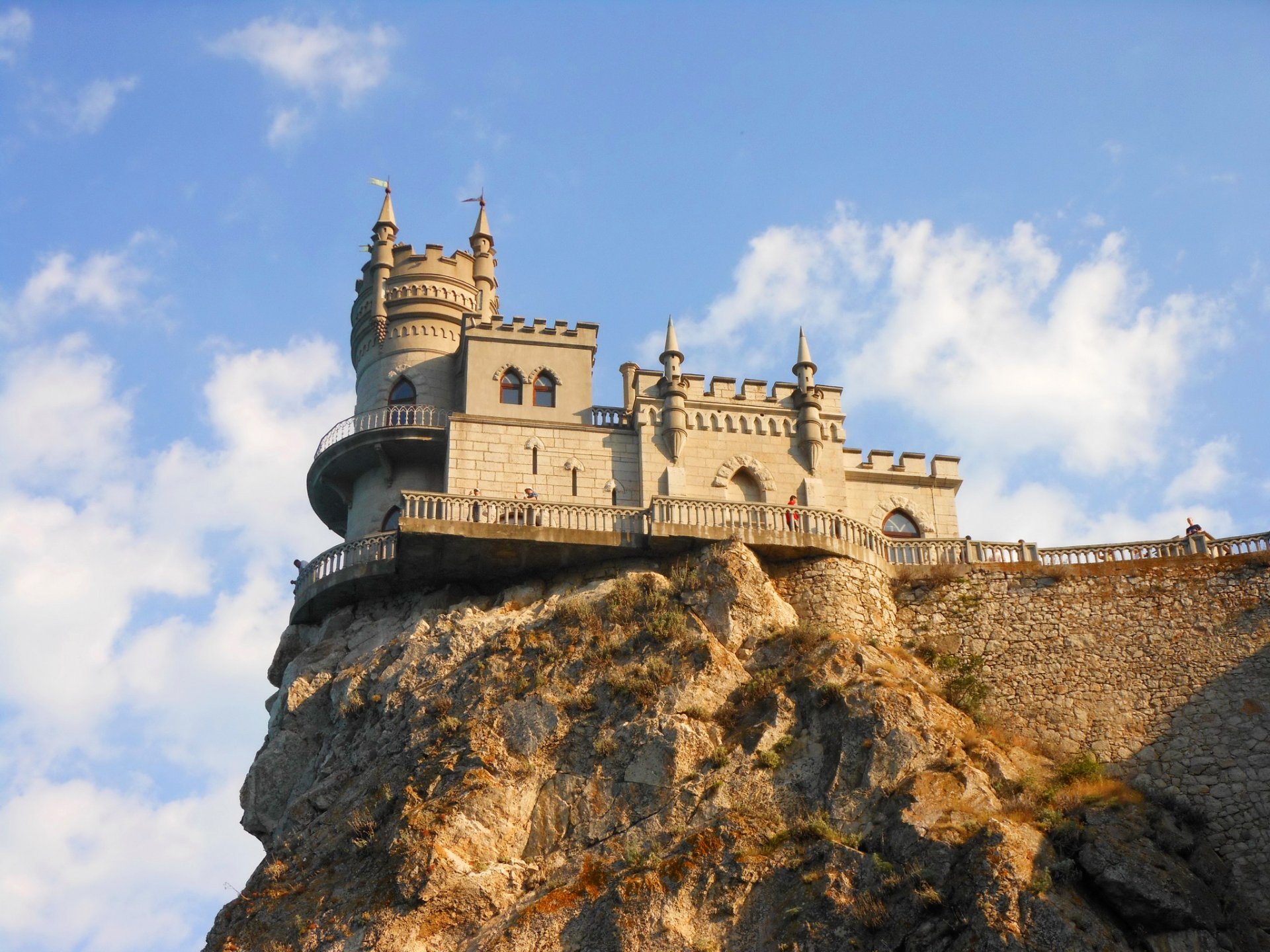 crimée cap ai-todor gaspra nid d hirondelle château rocher ciel nuages