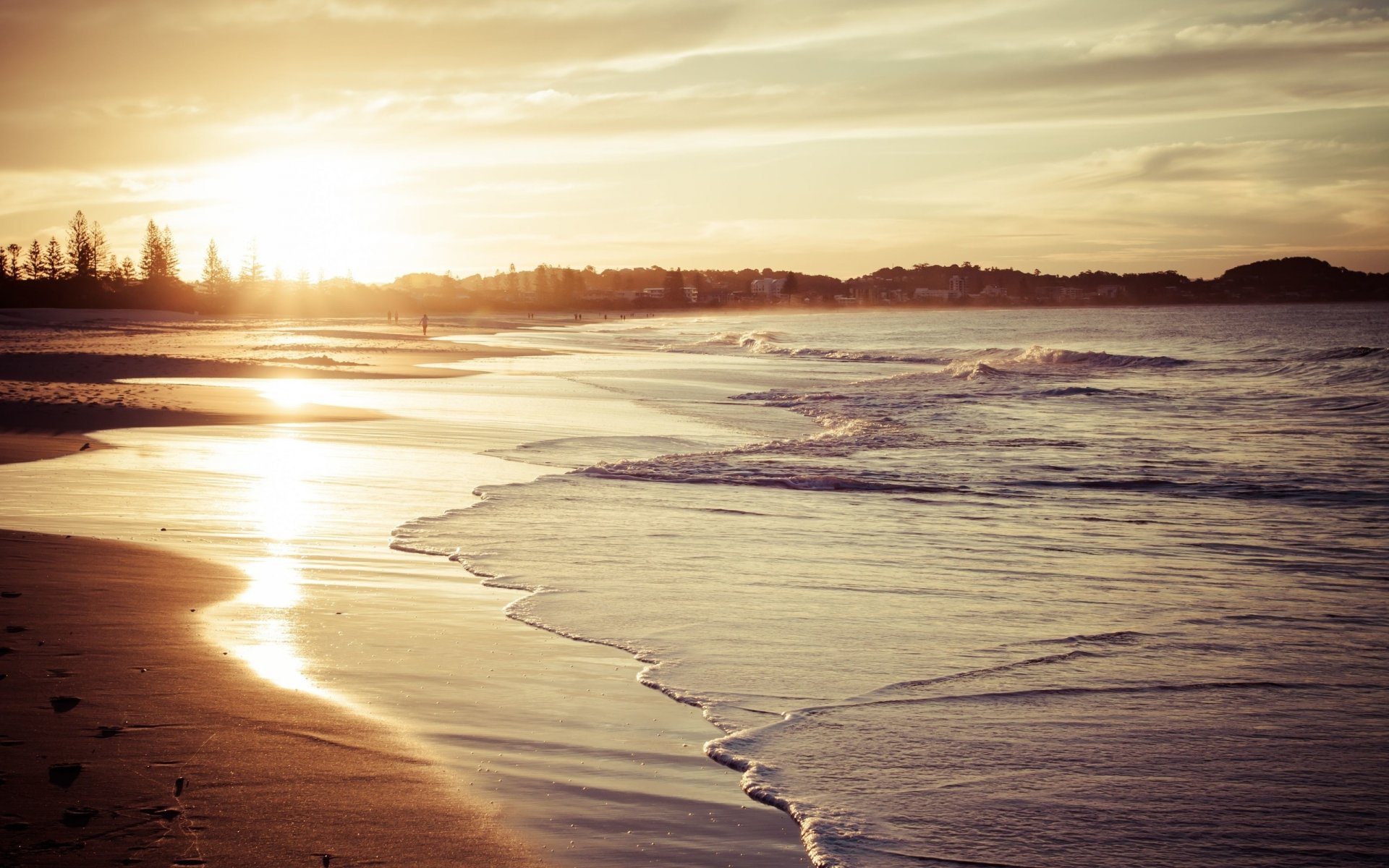 spiaggia sabbia onde cielo sole luce