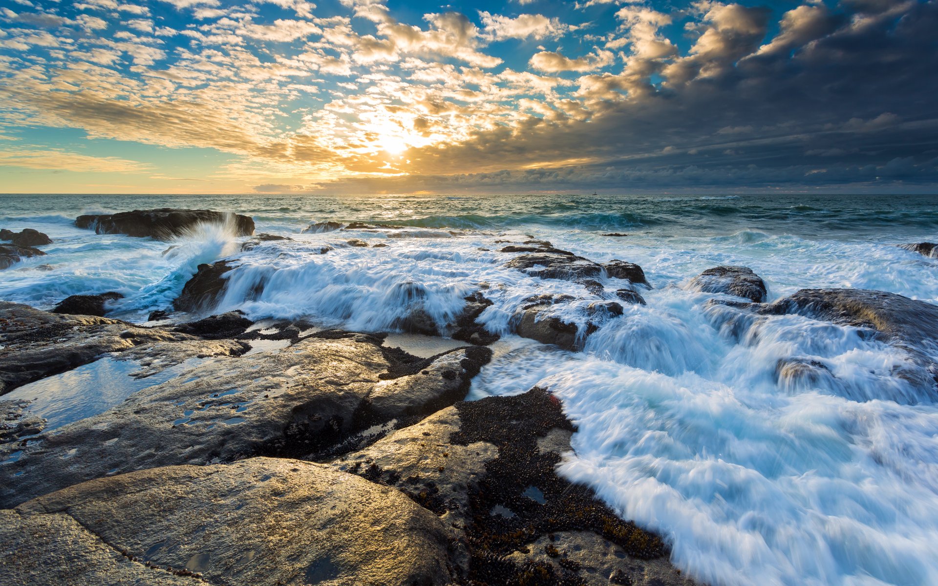 agua piedras olas sol cielo nubes horizonte