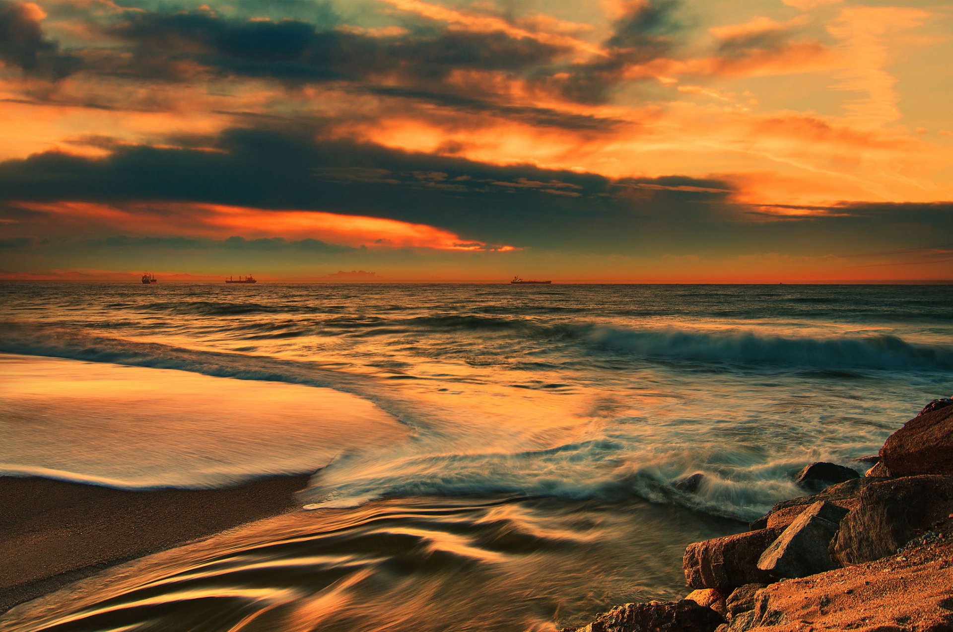 meer strand steine wellen schiffe horizont abend sonnenuntergang