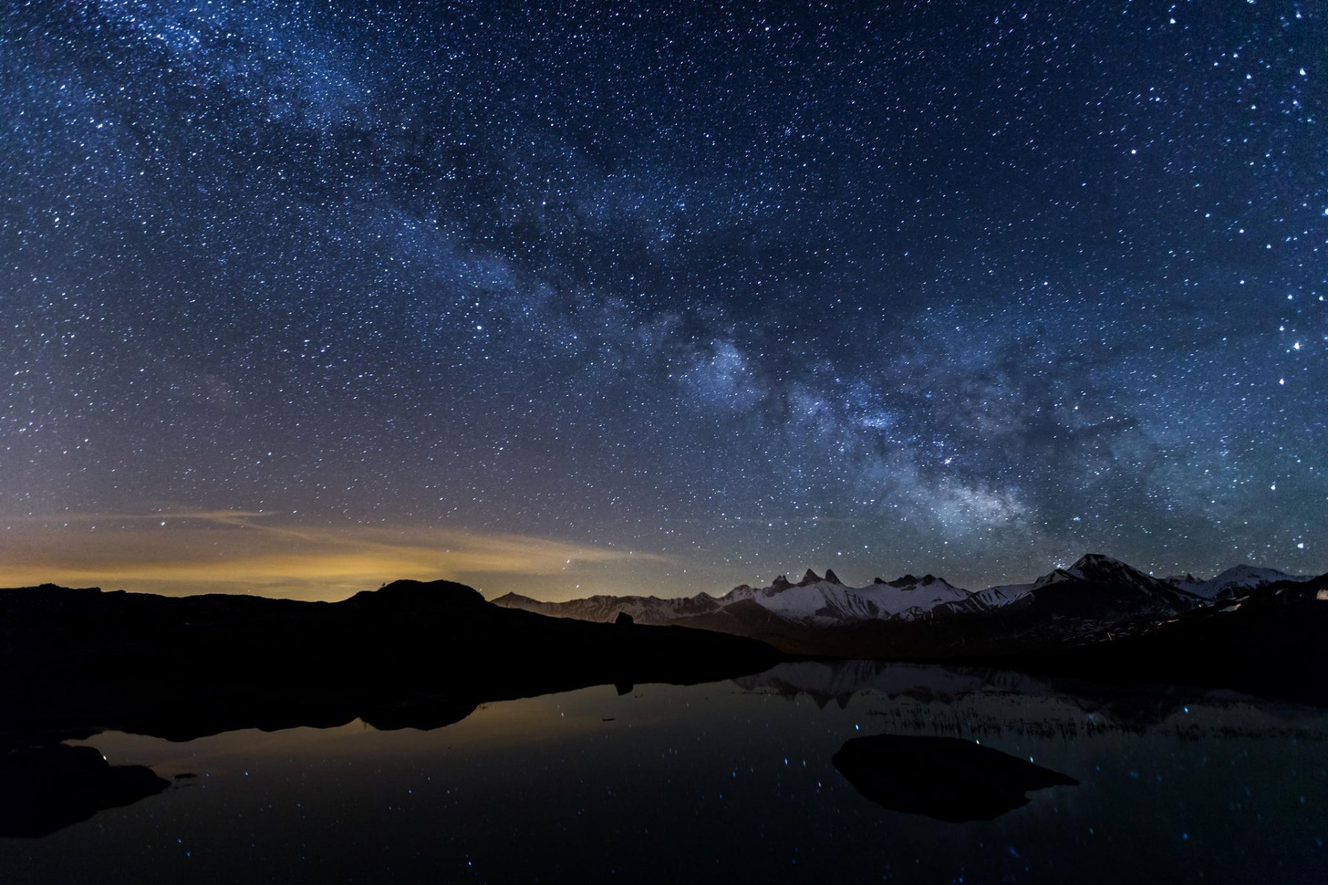 paesaggio lago montagna neve notte cielo via lattea stelle