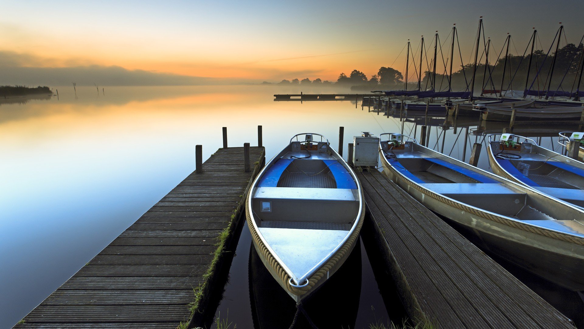 barca lago nebbia alba