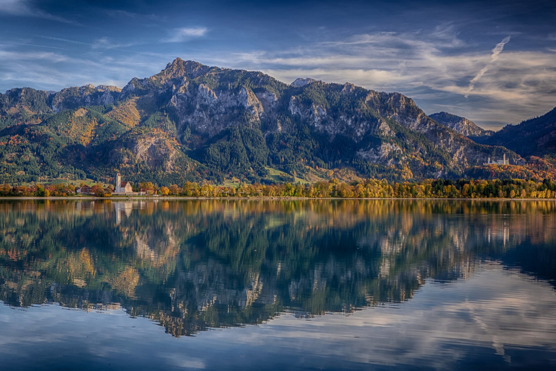 lago forgensee baviera alemania alpes castillo de neuschwanstein lago forgensee montañas reflexión