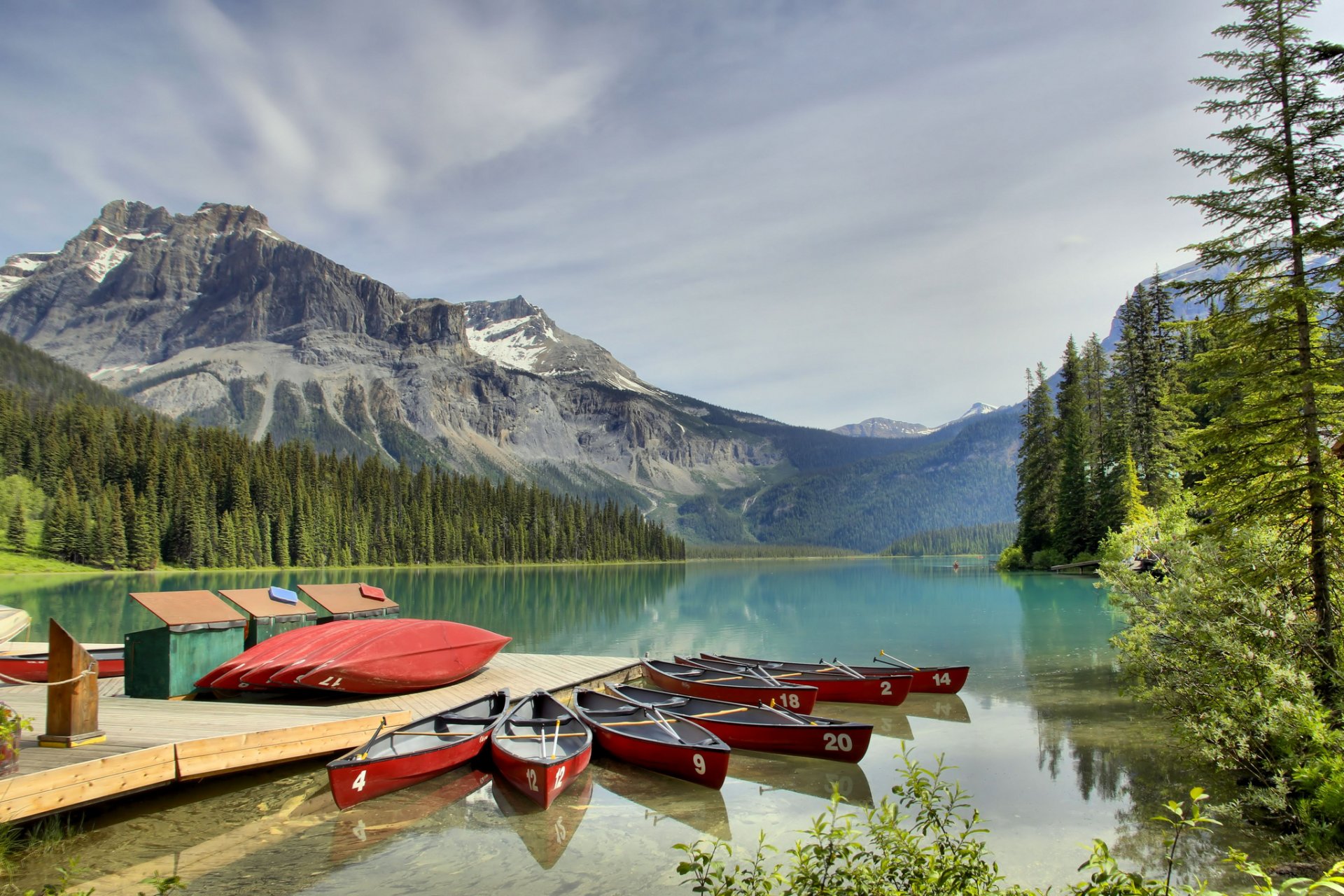 lago esmeralda parque nacional yoho lago bosque montañas muelle barcos canoe