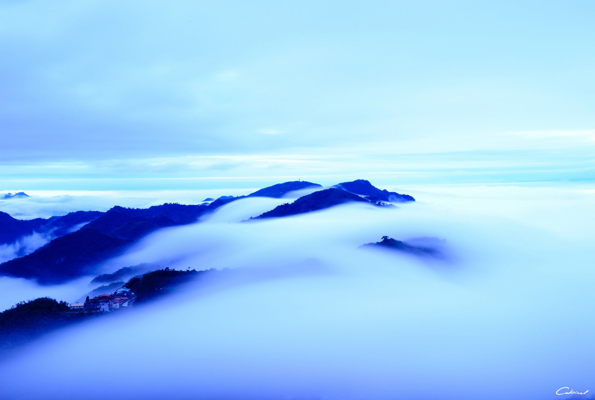 altitude vue collines sommets nuages maisons