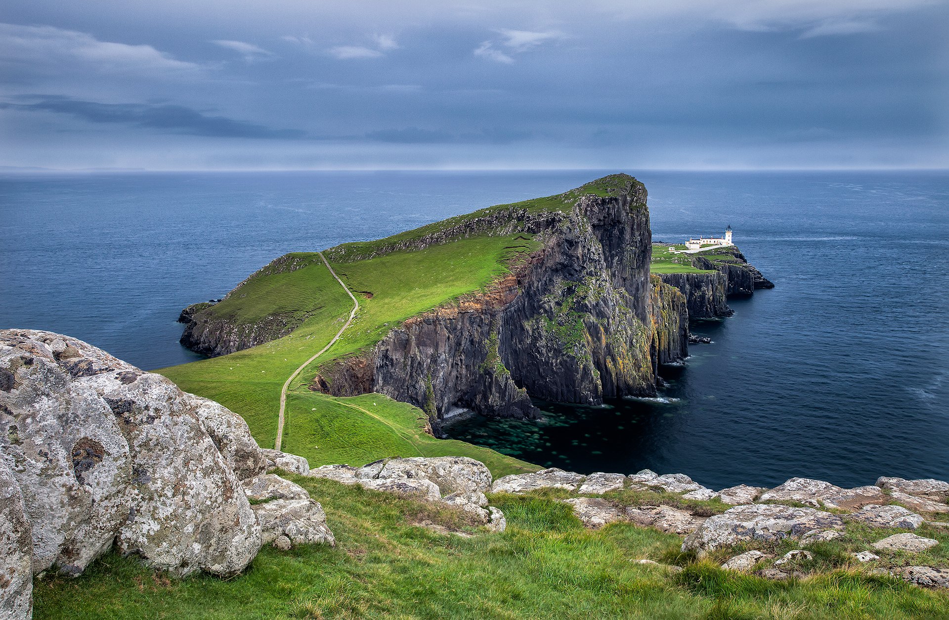 punto neist escocia cielo nubes puesta de sol montañas bahía mar cabo carretera faro piedras