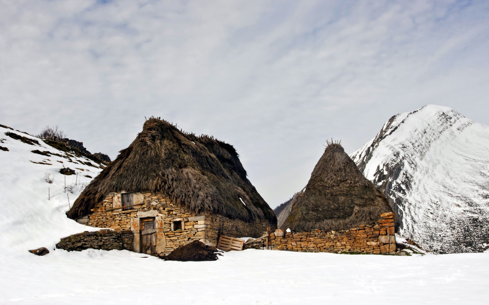 espagne asturies arbeyales montagnes maisons paysage