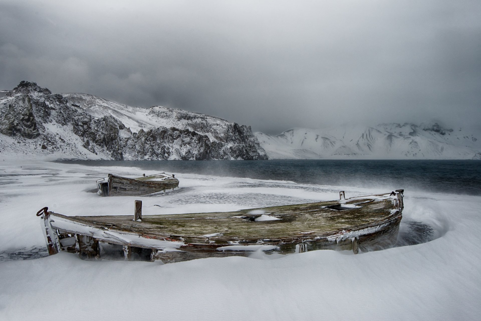 atlantischer ozean archipel der südlichen shetland-inseln insel der täuschung insel der täuschung nördlich der antarktischen halbinsel kälte frost schnee eis boote verlassenheit