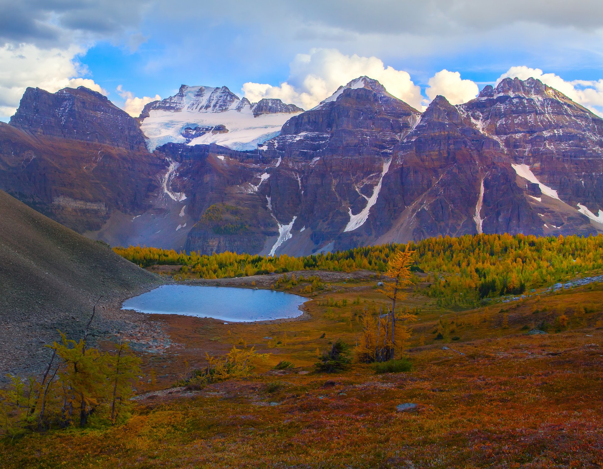 parque nacional banff alberta canadá lago montañas cielo nubes bosque árboles hierba otoño nieve