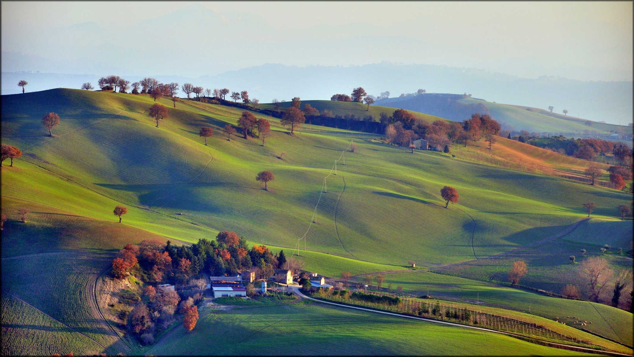 italia campagna cielo montagne colline erba campi alberi casa