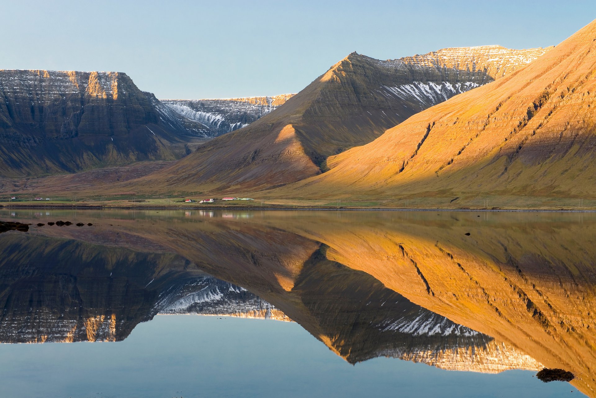 westfjords исландия горы фермы вода море утро