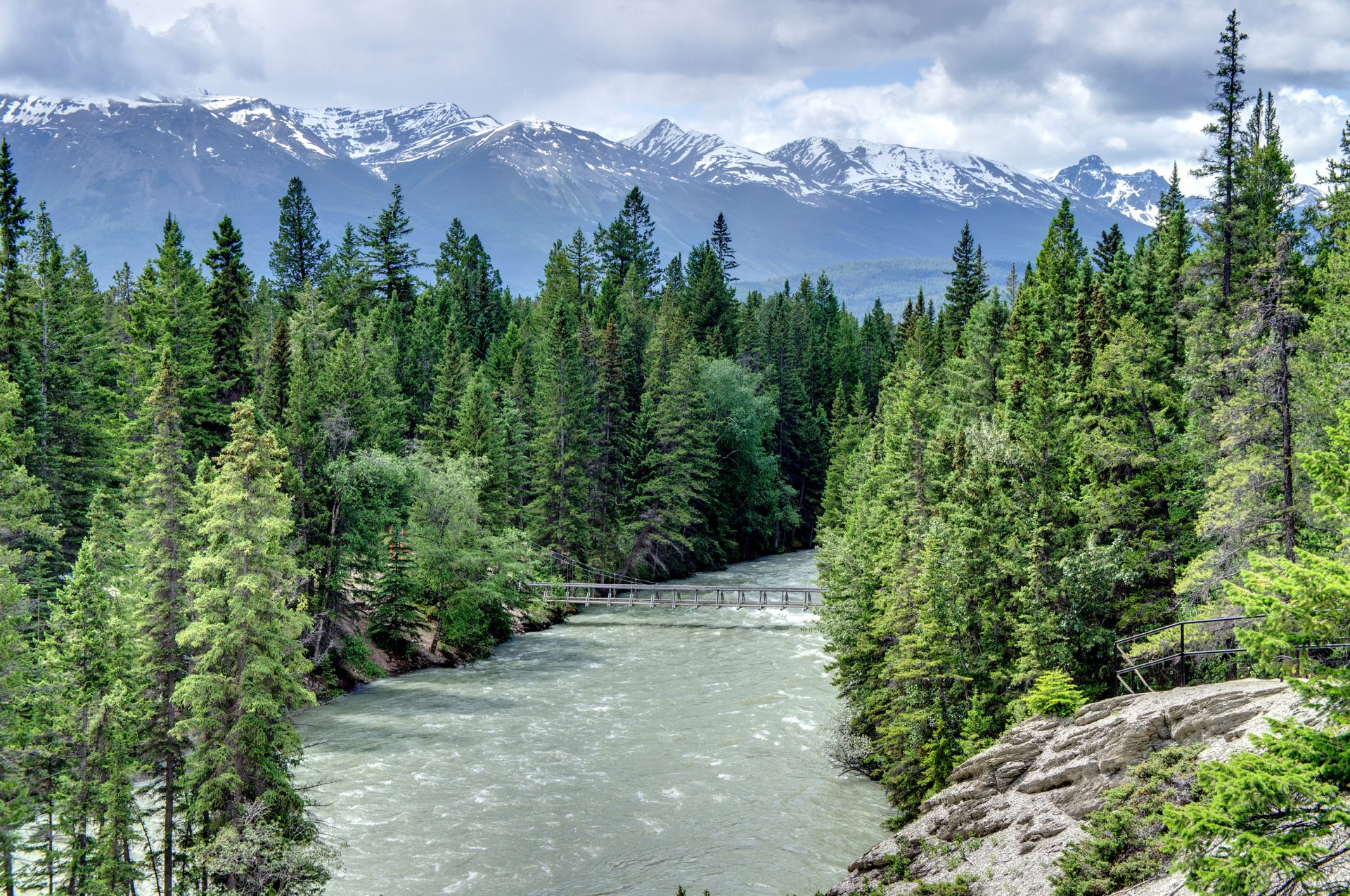 maligne canyon alberta kanada himmel wolken brücke berge fluss wald bäume brücke schnee felsen fichte strom