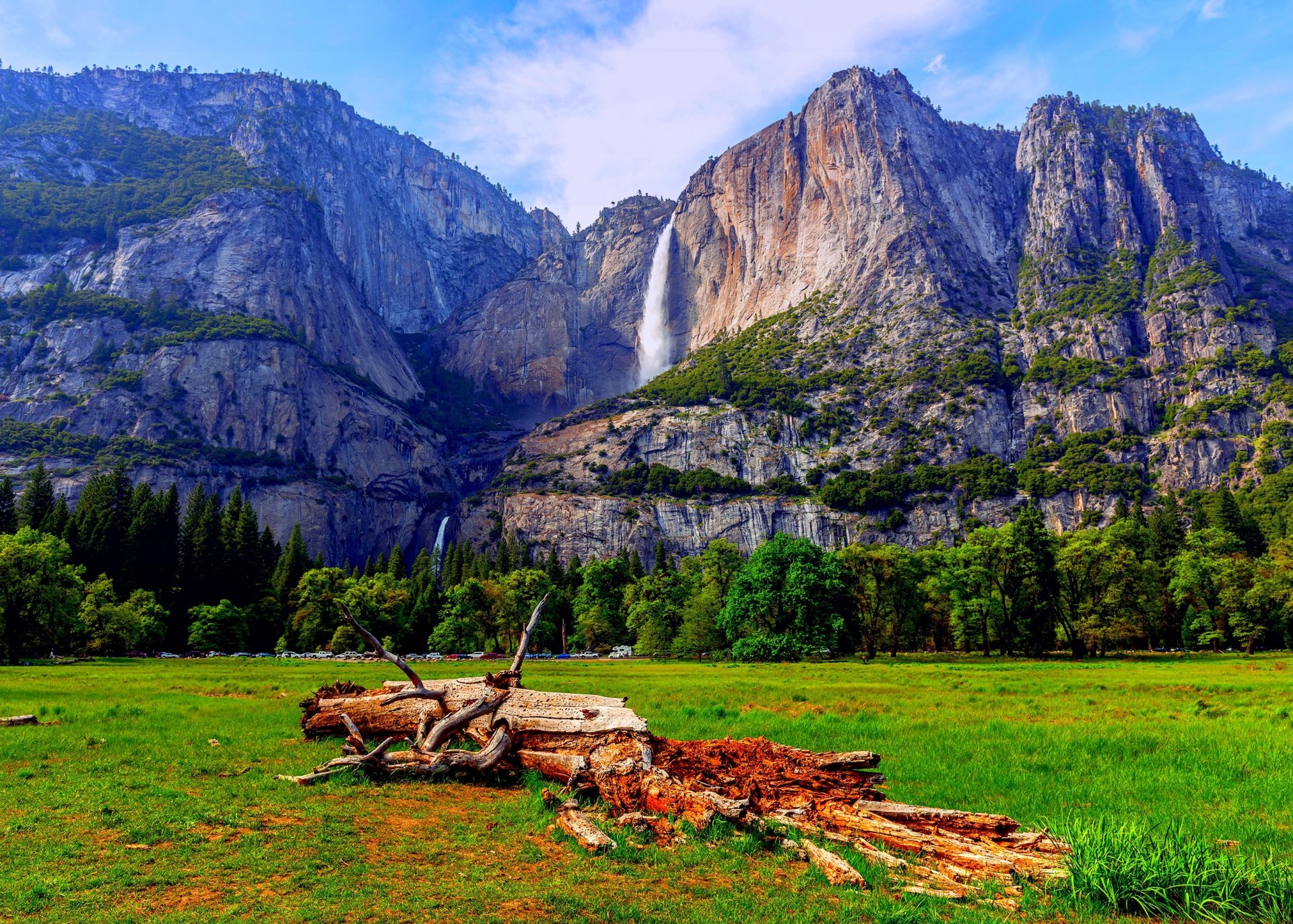 montagnes cascades arbres journal herbe ciel nuages