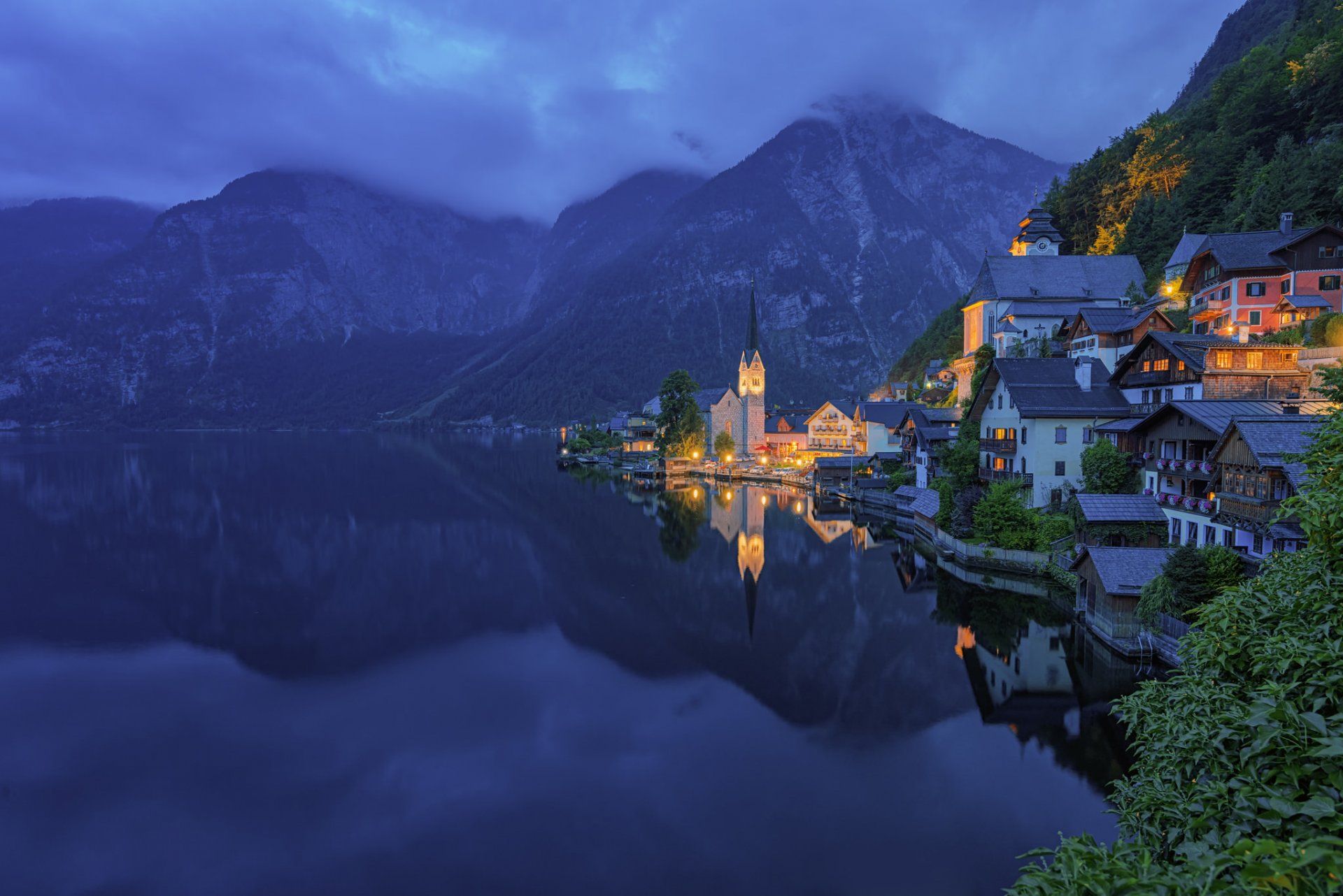 autriche hallstatt maisons montagnes forêt lac rivage