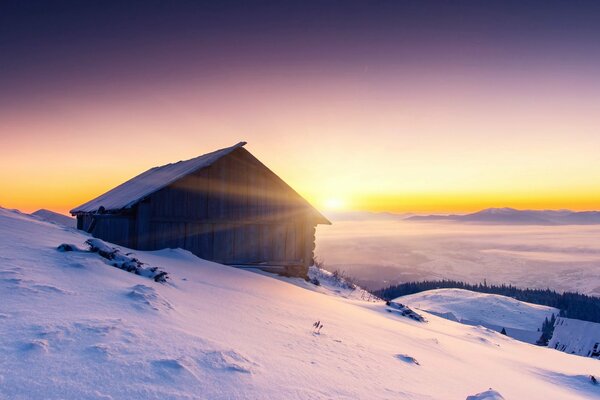 Wintermorgen in einem einsamen Haus