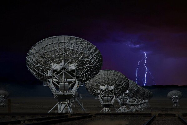 Foudre sur fond d antennes au nouveau-Mexique