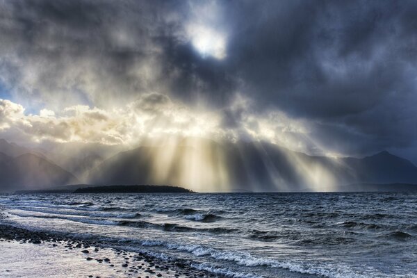 Wolken am Meer und Steine